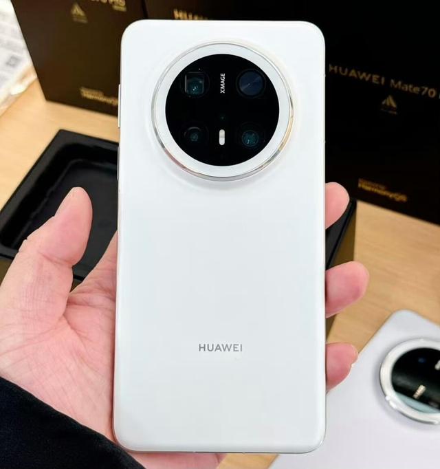 華為Mate70對比華為Mate70 Pro